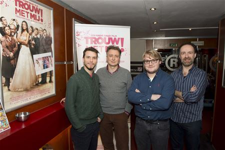 100 vrouwen in de rij voor 'Trouw met mij'