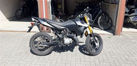 2 brommers en 1 auto in beslag genomen