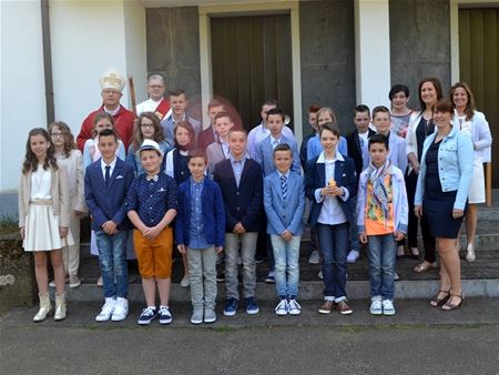 21 vormelingen en bisschop in Boekt