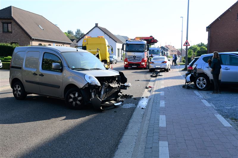 5 auto's beschadigd, 1 lichtgewonde bij botsing
