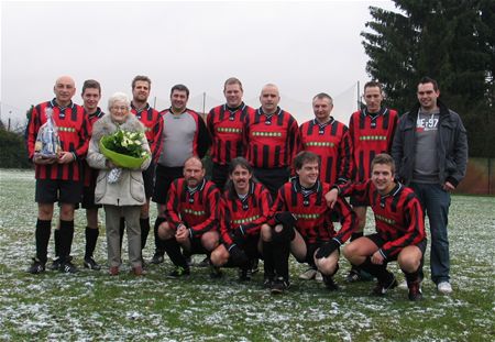 80-jarige supporter geeft aftrap