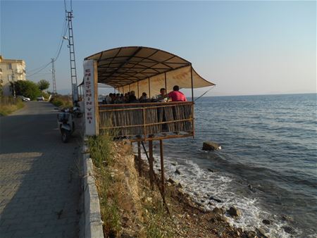 Aan tafel in een no-nonsense eettent