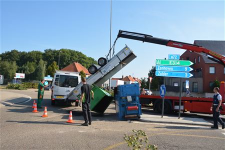Aanhangwagen kantelt op rotonde Suska