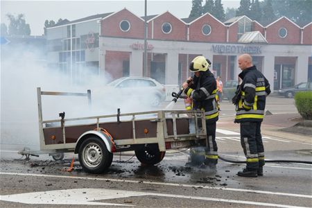 Aanhangwagen met zetel in lichterlaaie