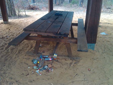 Afval aan de picknickbank