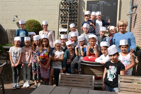 Alberto leert de kinderen pizza's maken