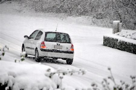 Alle wegen dichtgesneeuwd, toestand gevaarlijk
