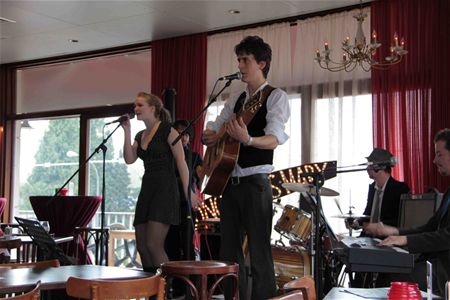 Along Comes Mary blijft fans recruteren