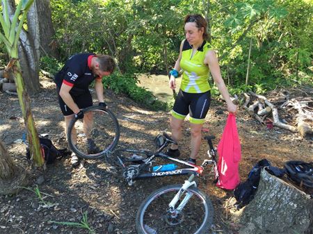 An en Maarten fietsen door Indonesië