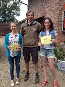 Anne-Sophie en Britt bakten cupcakes voor VZOC