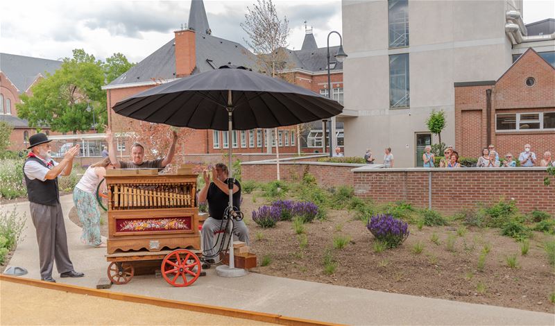 Applaus en orgelmuziek voor 't Vlot