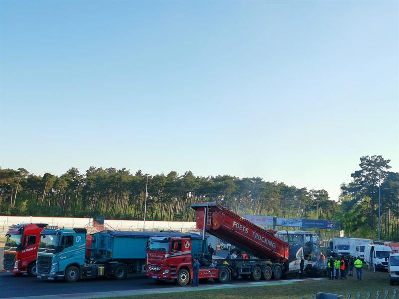 Asfalt wordt gelegd op circuit