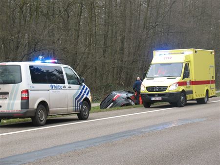 Auto belandt in de gracht