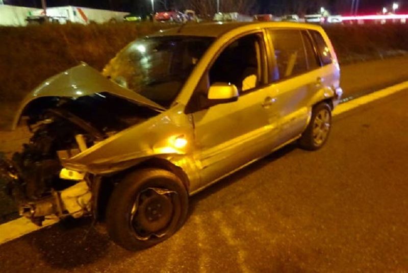 Auto botst achter op vrachtwagen