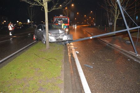 Auto botst tegen verlichtingspaal