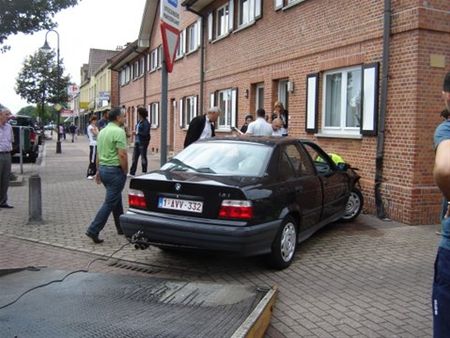 Auto botst tegen woning op Koolmijnlaan