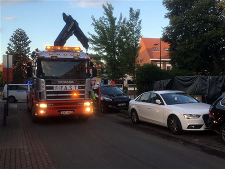 Auto getakeld voor nood-uitgang