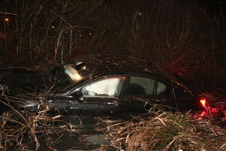 Auto in moerasgebied