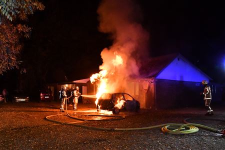 Auto in vuur en vlam aan de Heidegalm