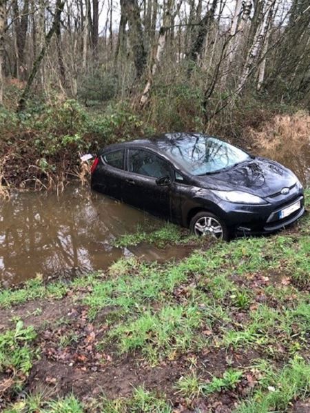 Auto mist afrit en komt in het water terecht