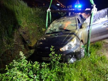 Auto over de kop in de gracht