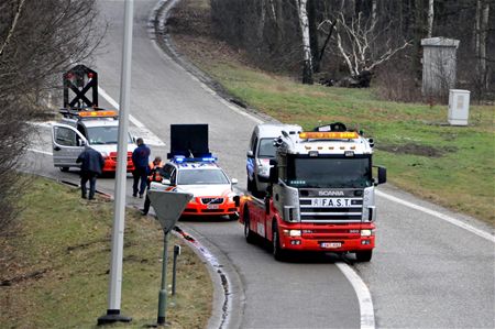 Auto over de kop op oprit