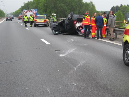 Auto over de kop op snelweg