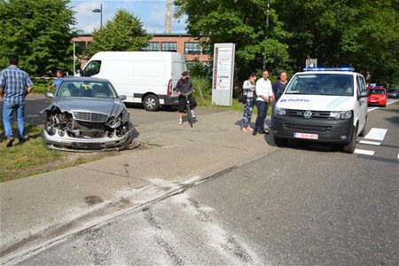 Auto's botsen in Koolmijnlaan