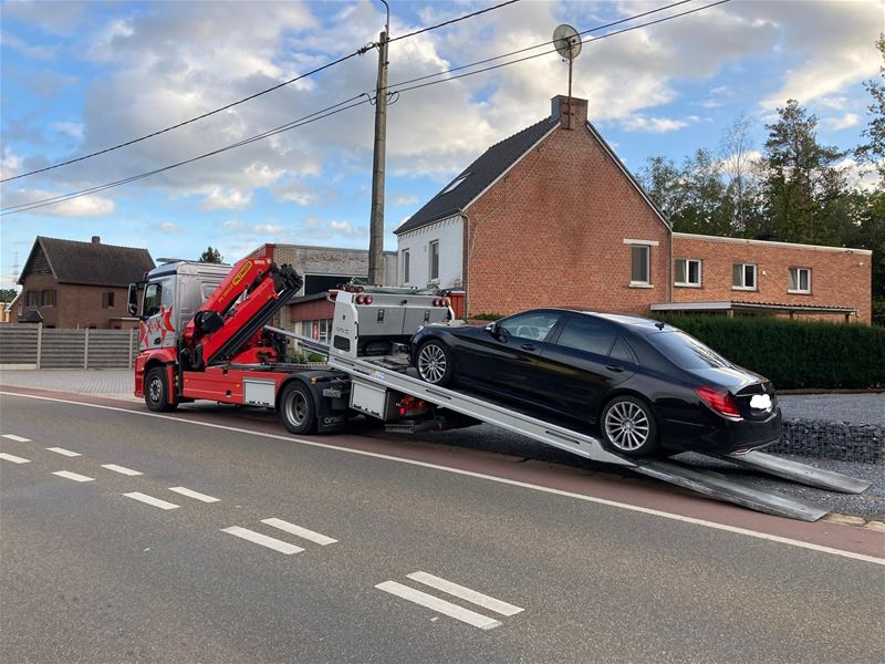 Auto, scooter, brommer en lachgas in beslag