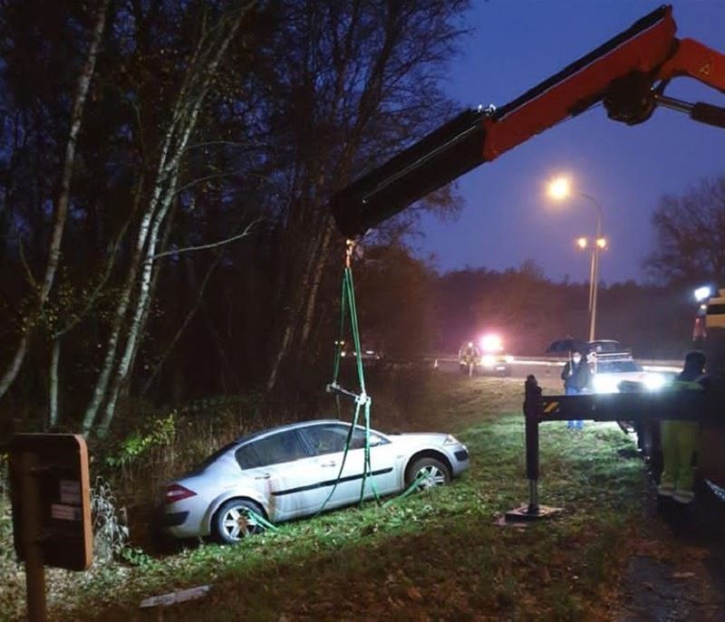 Auto slipt en komt in berm terecht