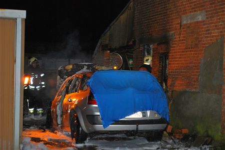 Autobrand slaat over op huis
