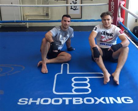 Baris Karabas voor kickboxkamp in Japan