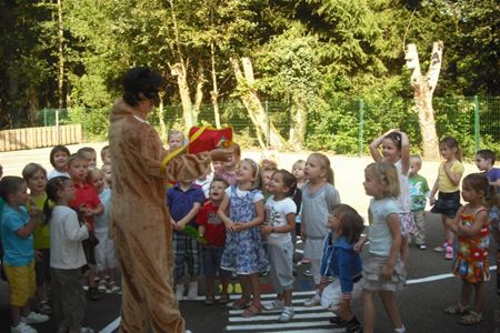 Beer op bezoek bij de kleuters