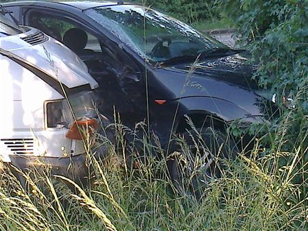 Bestelwagen en auto botsen