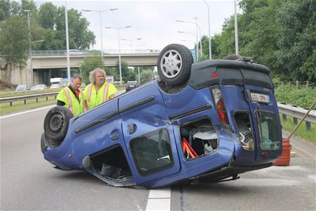Bestelwagen over de kop, 2 gewonden