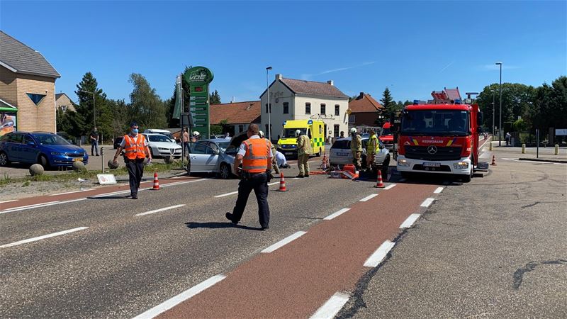 Bestuurder gekneld na zware botsing