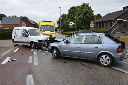 Bestuurders gewond bij frontale botsing