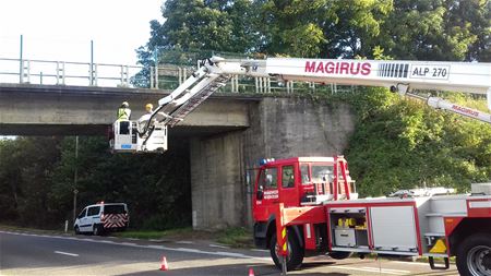 Betonschilfers vielen van spoorwegbrug