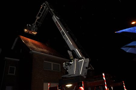 Blikseminslag beschadigt dak en schouw