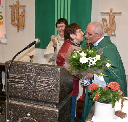 Bloemen en kussen voor jarige pastoor Giuseppe