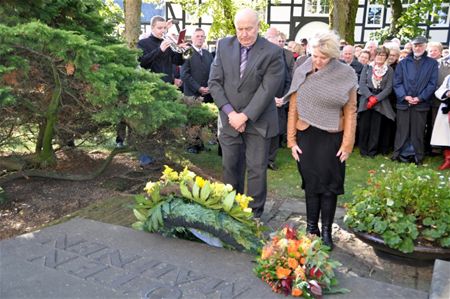 Bloemenhulde aan monument