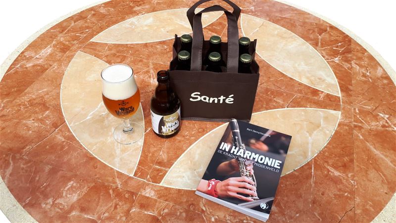 Boek en bier van jarige Ware Vrienden zijn te koop