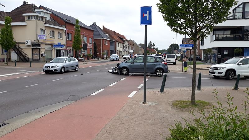 Botsing met veel schade en verkeershinder