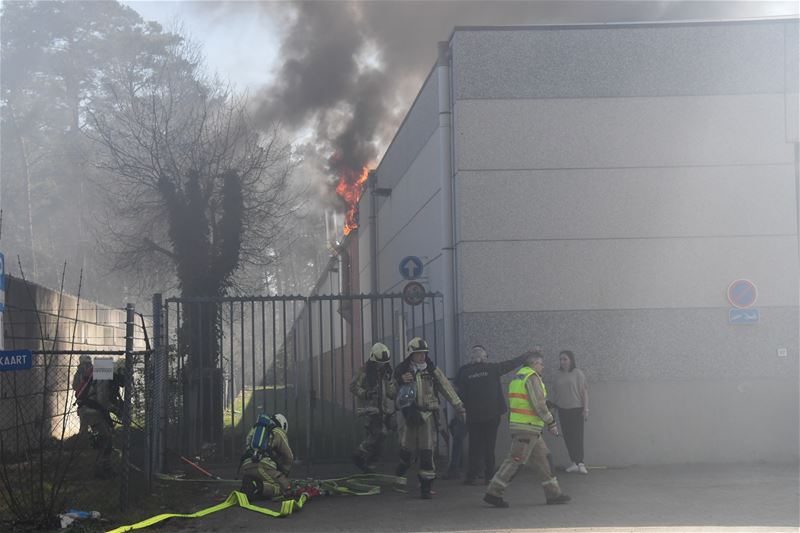 Brand met veel rook in bedrijfshal in Kapelstraat