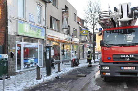 Brand vernielt appartement, bewoners onderkoeld
