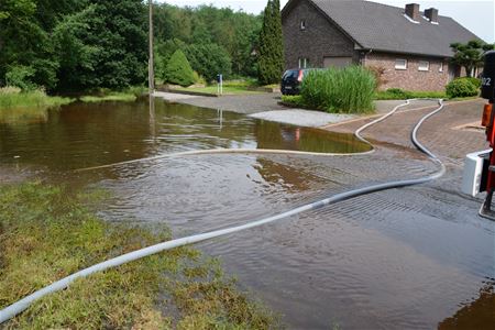 Brandweer blijft pompen in 't Wiek