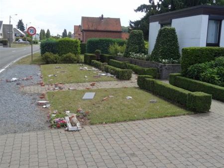 Brievenbus aan diggelen, tuinmuur stuk