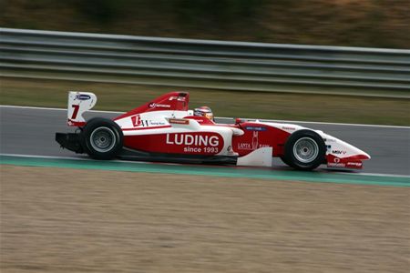 Britten boven, Bailly 6de in F2