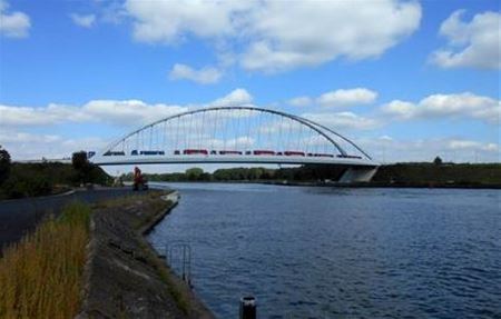 Brugonderdelen komen deze week naar Viversel