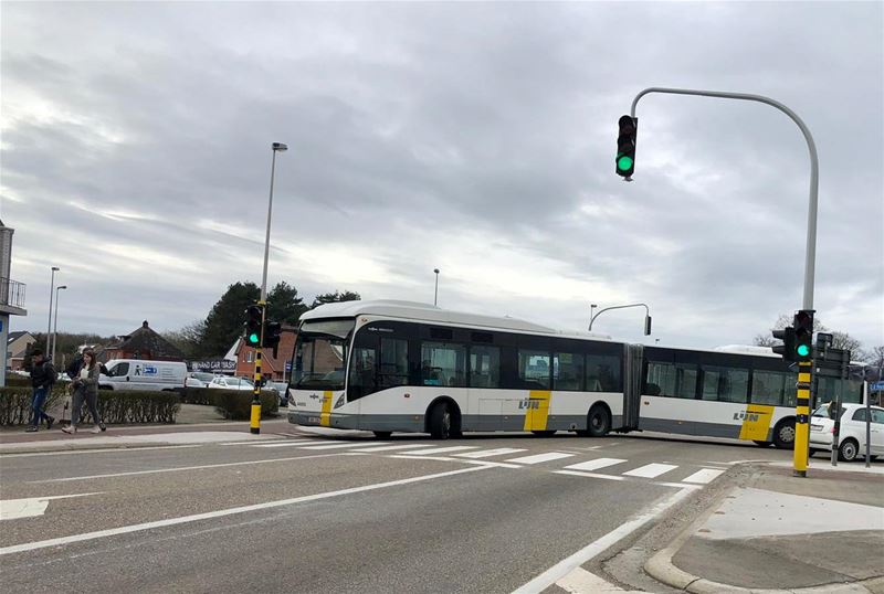 Bus defect midden op kruispunt
